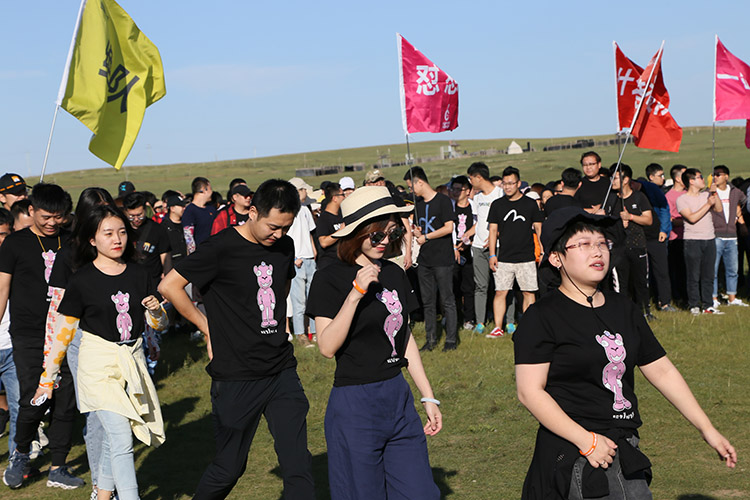 大家到達草原后排隊去看馬術表演