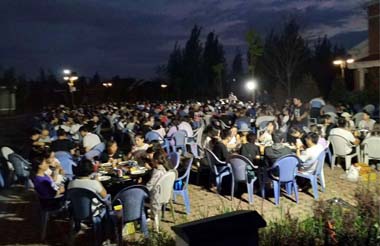 夜幕降臨，燒烤大趴開始！